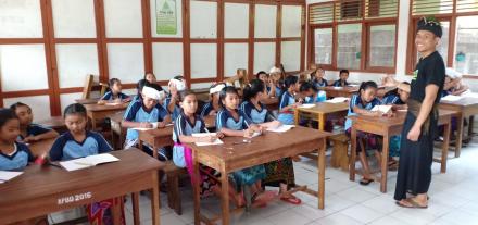 Bentuk Kelompok Belajar, Penyuluh Bahasa Bali Ajarkan Keterampilan Menulis Aksara Bali
